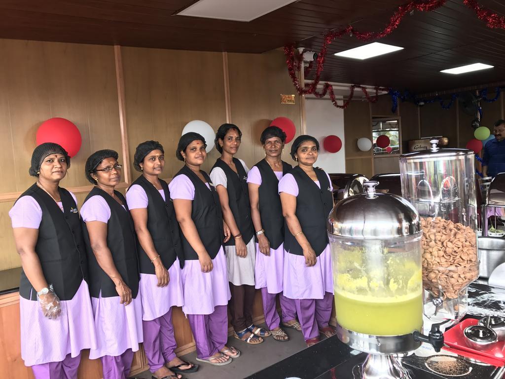 होटल Srivar 3*